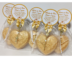 Lembrancinha Festa Bodas de Ouro: Sabonete Coração com Mini Terço
