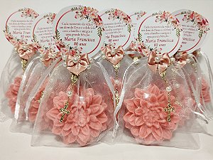 Lembrancinha de Aniversário 80 Anos: Sabonete Flor Dália com Mini Terço