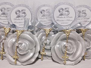Lembrancinha Bodas de Prata: Sabonete Rosa Finesse com Mini Terço