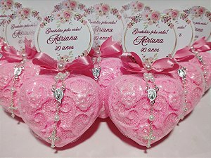 Lembrancinha de Aniversário: Sabonete Coração Rendado com Mini Terço
