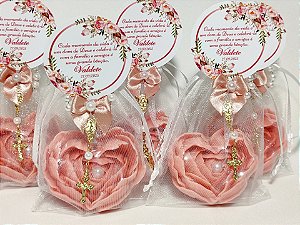 Lembrancinha 80 Anos: Sabonete Coração Flor com Mini Terço