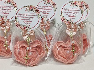 Lembrancinha 80 Anos: Sabonete Coração Flor com Mini Terço