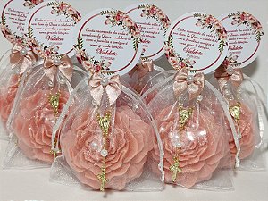 Lembrancinha de Aniversário 70 Anos: Sabonete Flor Peônia com Mini Terço