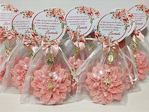 Lembrancinha de Aniversário 90 Anos: Sabonete Flor Dália com Mini Terço