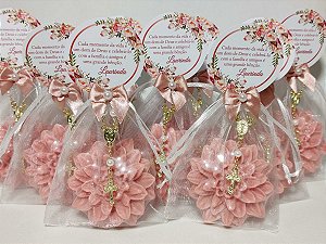 Lembrancinha de Aniversário 90 Anos: Sabonete Flor Dália com Mini Terço