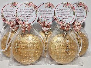 Lembrancinha 80 Anos: Sabonete Desejos de Gratidão G com Mini Terço