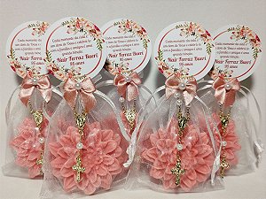 Lembrancinha de Aniversário 95 Anos: Sabonete Flor Dália com Mini Terço