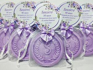 Lembrancinha 90 Anos: Sabonete Letra Inicial do Nome