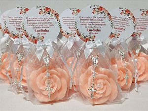 Lembrancinha 70 Anos: Sabonete Rosa Luxo com Mini Terço