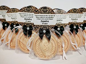 Lembrancinha de Aniversário 57 Anos: Sabonete Letra Inicial do Nome