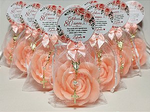 Lembrancinha 80 Anos Feminina: Sabonete Rosa Elegance com Mini Terço
