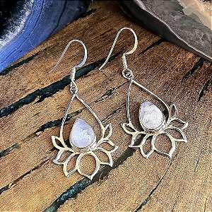 Brinco Flor de Lótus em Prata 925 e Pedra da Lua