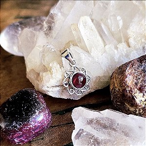 Pingente Flor em Prata 925 e Granada