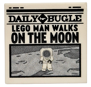 Placa Lisa 2x2 com o jornal 'DAILY BUGLE' e o  padrão 'LEGO MAN WALKS ON THE MOON' branca