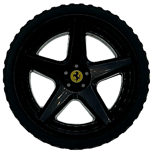 Roda de 21x11 mm com 5 raios e logotipo da Ferrari e pneu preto 24x11 com banda de rodagem reta