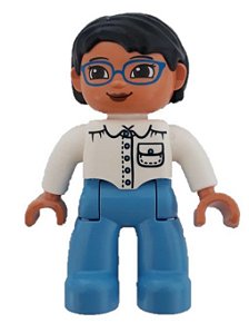 Boneco Lego Duplo Calça Azul Top Branco com Bolso, Braços Brancos, Óculos Azuis, Cabelo Preto