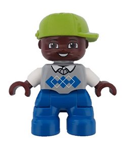 Boneco Lego Duplo Menino com pernas azuis, suéter cinza-azulado claro, braços brancos, boné verde