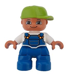 Boneco Lego Duplo Menino com Pernas Azuis, Top Branco com Macacão Azul, Boné Lima e Sardas