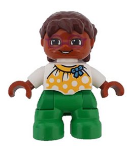 Boneco Lego Duplo Menina Pernas Verdes, Top Branco com Padrão Amarelo e Laço Azul, Cabelo Castanho, Cabeça Castanha, Óculos Magenta