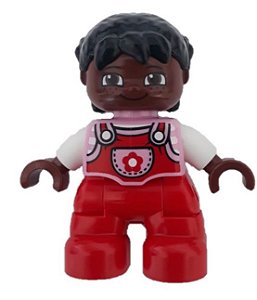 Boneco Lego Duplo Menina pernas vermelhas, top rosa brilhante com flor no bolso, braços brancos, rabo de cavalo preto com franjas irregulares