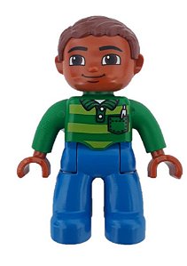 Boneco Lego Duplo Masculino pernas azuis, top verde com caneta, cabelo castanho avermelhado