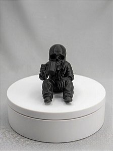 Caveira sentada com caneca na mão