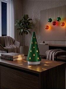 Árvore de Natal Minimalista Nordic Glow com Vela LED – Iluminação Decorativa de Mesa (18cm)