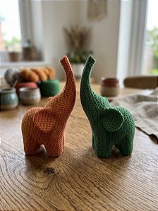 Kit Dupla de Elefantes Decorativos Estilo Amigurumi 3D