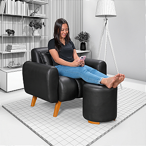 Poltrona Com Puff Dallas em Courino Preto
