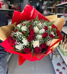 Buquê 24 Rosas Vermelhas e Brancas