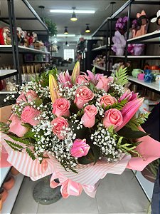 Buque 20 Rosas Cor de Rosa e Lírio