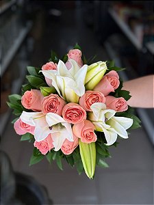 Buque Noiva 12 Rosas Cor de Rosa e 3 Lírios Brancos