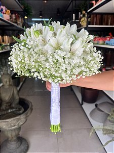 Buque Noiva Astromelias Brancas e Gypso