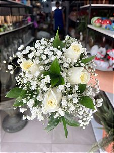 Buque Noiva 4 Rosas Brancas Gypso e Ruscus