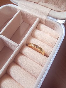 Anel com microzircônias banhado a ouro 18k