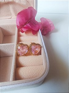 Brinco Coração Rosa Moldura Cravejada de Zircônias Banhado em Ouro 18k