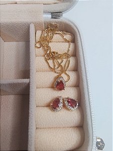 Conjunto Colar e Brincos Gota Pequena Vermelho Rubi Cravejado de Zircônias Banhado a ouro 18k