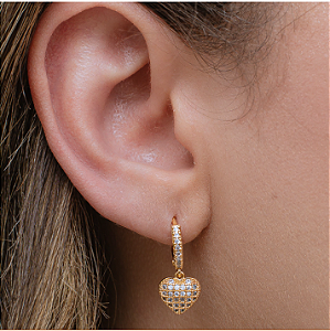 Brinco argolinha com pingente de coração cravejada com zircônias cor cristal folheado em Ouro 18K