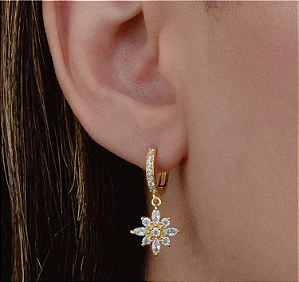 Brinco delicado de argolinha redonda com pingente de flor cravejada folheado em Ouro 18k
