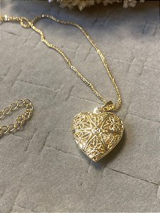 Colar Relicário Coração Vazado com Estampa Banhado a ouro 18k