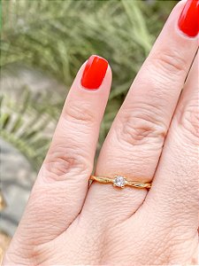 Anel Solitário Entrelaçado com Zircônia Central Banhado a Ouro