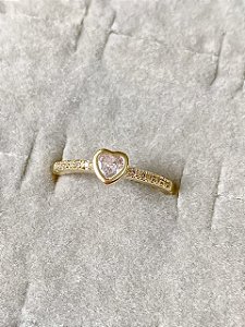 Anel Solitário Cravejado em Zircônias com Coração Central Banhado a Ouro
