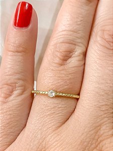 Anel Solitário com Detalhes Diamantados e Zircônia Central Banhado a Ouro