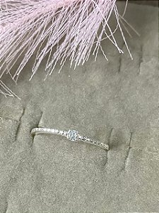 Anel Solitário com Detalhes Diamantados e Zircônia Central Banhado a Prata