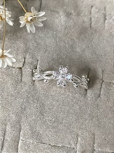 Anel Trevo em Zircônias Banhado a Prata