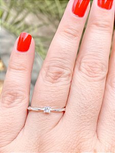 Anel Solitário Entrelaçado com Zircônia Central Banhado a Prata