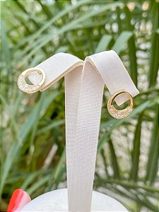 Brinco Oval Pequeno Cravejado em Zircônias