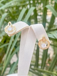 Brinco Oval Pequeno Cravejado com Zircônia Central