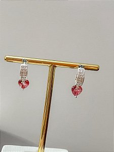 Brinco Argolinha Cravejado em Zircônias com Pedra Rubi Coração