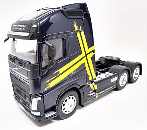 Volvo FH500 Roxo Performance Edition - Escala 1/32 - 21 CM